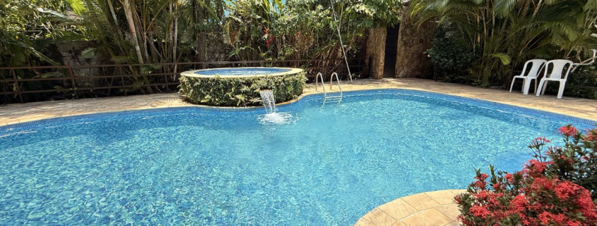 Transforme sua festa na piscina em um evento memorável no Sítio São Fernando, o local perfeito para quem busca lazer, diversão e exclusividade no Rio de Janeiro. Localizado no Recreio dos Bandeirantes, o espaço é cercado pela natureza e oferece uma estrutura completa para receber você e seus convidados com conforto e privacidade.